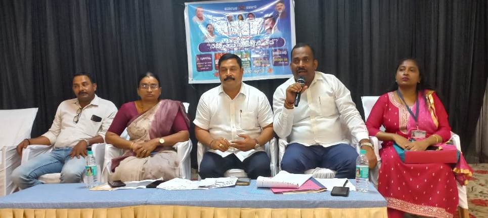 ಮನೆ ಮನೆ ಭೇಟಿ ನೀಡುವ ಮೂಲಕ ಪಂಚ ಗ್ಯಾರಂಟಿ ಯೋಜನೆಗಳ ಪ್ರಗತಿ ಪರಿಶೀಲನೆ: ರಮೇಶ್ ಕಾಂಚನ್ ಮನೆ ಮನೆ ಭೇಟಿ ನೀಡುವ ಮೂಲಕ ಪಂಚ ಗ್ಯಾರಂಟಿ ಯೋಜನೆಗಳ ಪ್ರಗತಿ ಪರಿಶೀಲನೆ: ರಮೇಶ್ ಕಾಂಚನ್